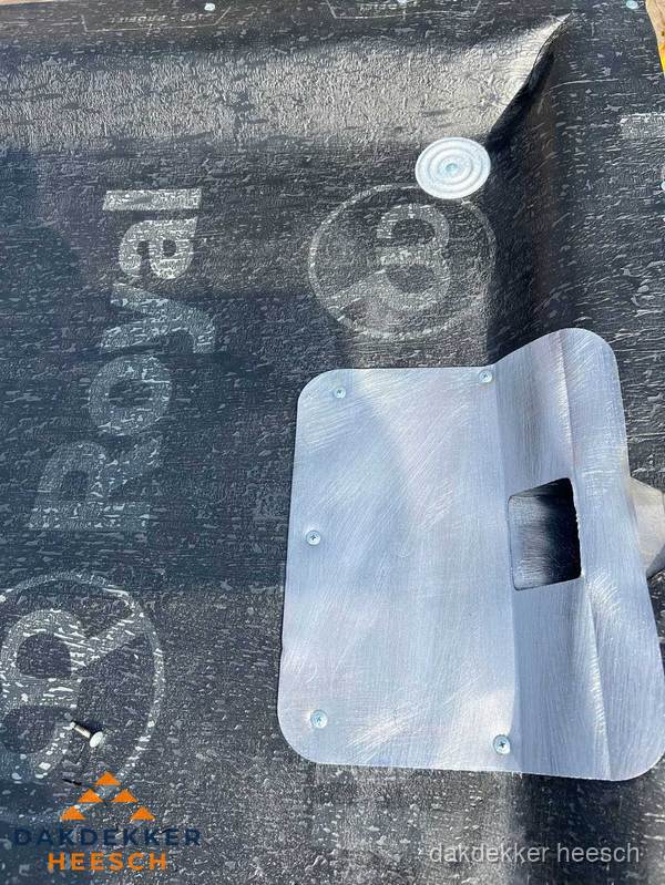 Dakgoot aansluiting op bitumen dak in Heesch Dakgoot aansluiting op bitumen dak in Heesch