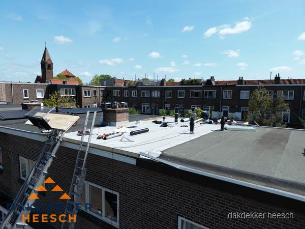 Dakdekkers aan het werk op plat dak in Heesch