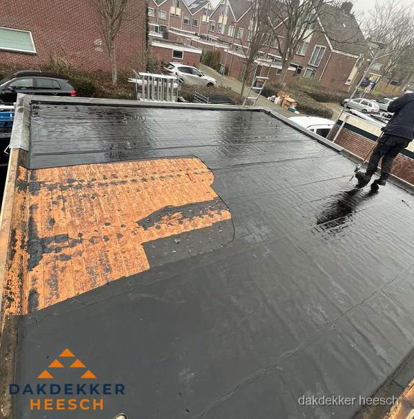 Dakdekker brengt EPDM dakbedekking aan op plat dak in Heesch Dakdekker brengt EPDM dakbedekking aan op plat dak in Heesch