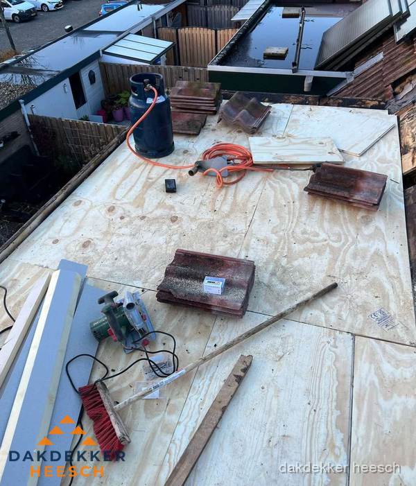 Dakreparatie werkzaamheden op plat dak met gereedschap in Heesch