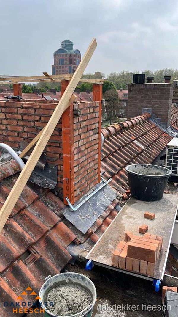 Schoorsteen renovatie met metselwerk op schuin dak in Heesch