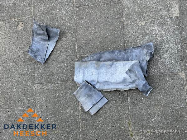 Oude verwijderde loodslabben na vervanging in Heesch Oude verwijderde loodslabben na vervanging in Heesch