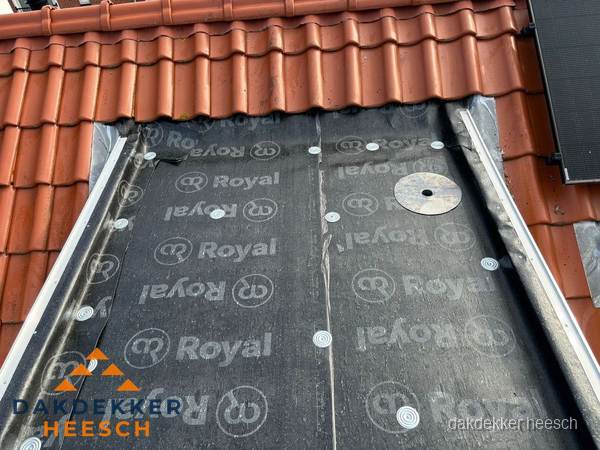 Nieuw dak met dakpannen en Royal onderlaag bij woning in Heesch Nieuw dak met dakpannen en Royal onderlaag bij woning in Heesch