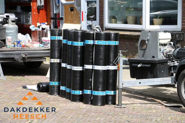 Rollen bitumen dakbedekking klaar voor daklekkage reparatie in Heesch Rollen bitumen dakbedekking klaar voor daklekkage reparatie in Heesch