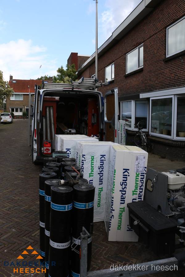 Levering van Kingspan isolatieplaten en bitumenrollen voor dakproject in Heesch