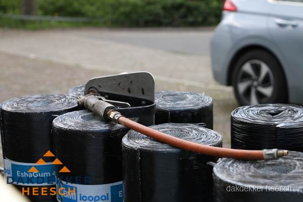 Rollen bitumen dakbedekking EshaGum klaar voor installatie in Heesch Rollen bitumen dakbedekking EshaGum klaar voor installatie in Heesch