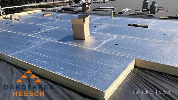 PIR isolatieplaten worden gelegd op plat dak voor dakisolatie in Heesch PIR isolatieplaten worden gelegd op plat dak voor dakisolatie in Heesch