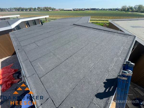 Nieuw bitumen plat dak met uitzicht over landschap in Heesch