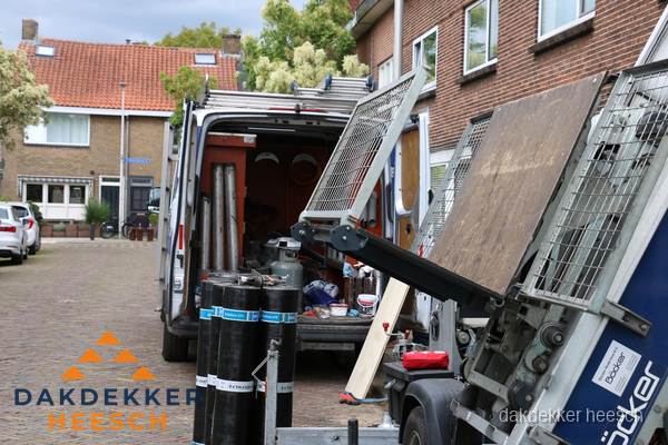 Dakdekkersbusje met materiaal en ladderlift voor dakpannen vervangen in Heesch Dakdekkersbusje met materiaal en ladderlift voor dakpannen vervangen in Heesch