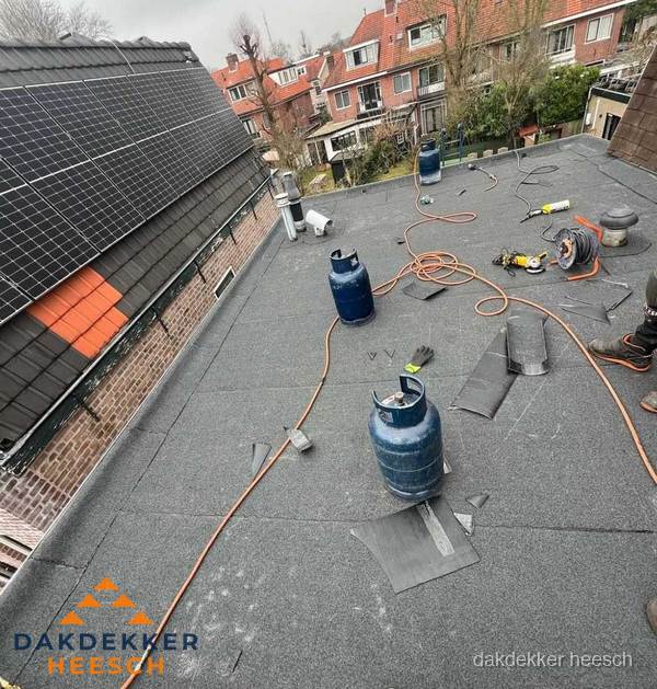 Daklekkage repareren met brandgereedschap op plat dak in Heesch Daklekkage repareren met brandgereedschap op plat dak in Heesch