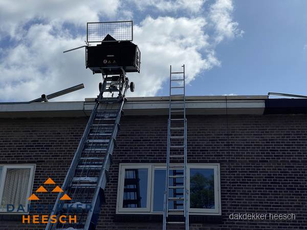 Ladderlift en ladder bij woning voor dakinspectie in Heesch Ladderlift en ladder bij woning voor dakinspectie in Heesch