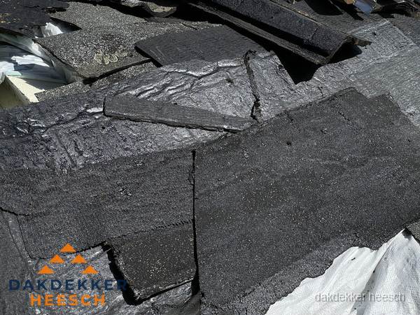 Verwijderd oud bitumen dakleer klaar voor vervanging in Heesch Verwijderd oud bitumen dakleer klaar voor vervanging in Heesch