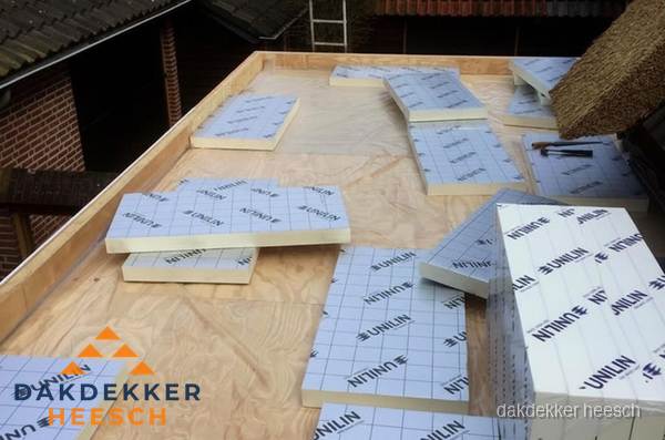 PIR isolatieplaten leggen op plat dak in Heesch