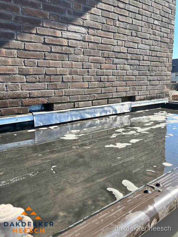 Stilstaand water op plat dak door slechte afwatering in Heesch Stilstaand water op plat dak door slechte afwatering in Heesch