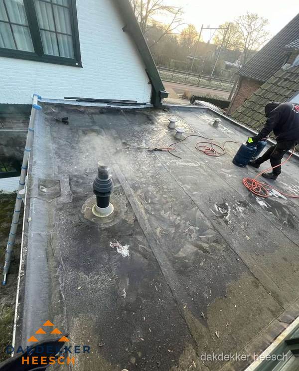 Dakdekker verhelpt daklekkage op plat dak in Heesch Dakdekker verhelpt daklekkage op plat dak in Heesch