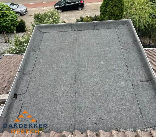 Nieuw aangebrachte bitumen dakbedekking op plat dak in Heesch