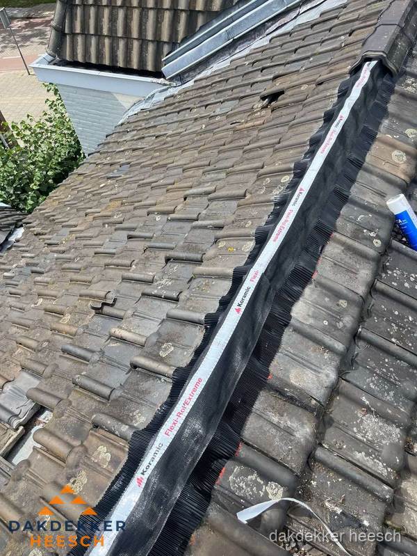 Nokvorst renovatie met Koramic nokrol op schuin pannendak in Heesch Nokvorst renovatie met Koramic nokrol op schuin pannendak in Heesch