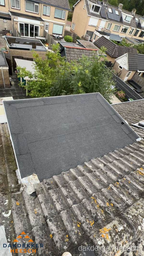 Plat dak aanbouw met bitumen dakbedekking in woonwijk Heesch Plat dak aanbouw met bitumen dakbedekking in woonwijk Heesch