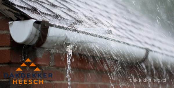 Lekkende dakgoot tijdens regenval in Heesch Lekkende dakgoot tijdens regenval in Heesch