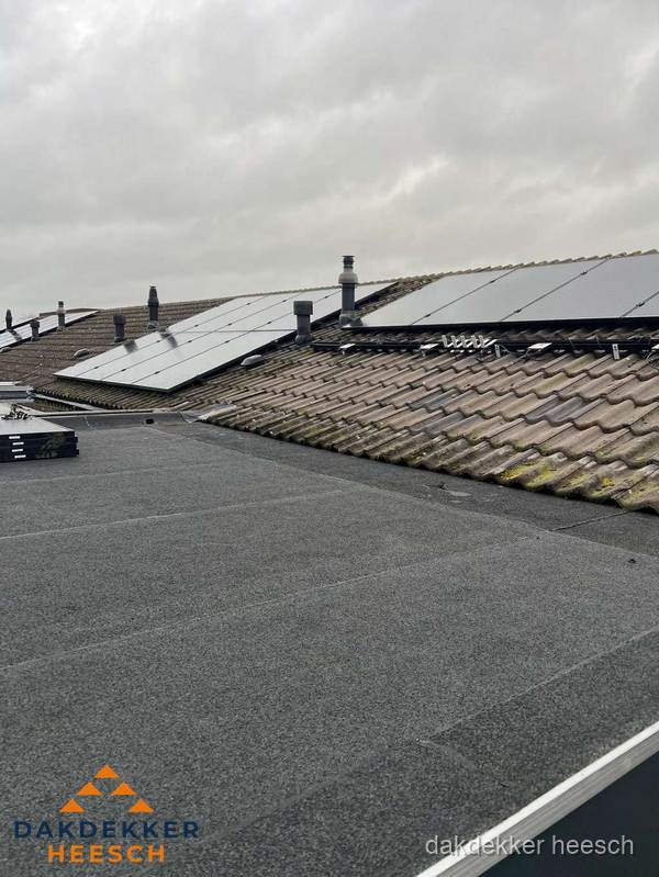 Bitumen dakbedekking op plat dak met aansluitend pannendak en zonnepanelen in Heesch Bitumen dakbedekking op plat dak met aansluitend pannendak en zonnepanelen in Heesch