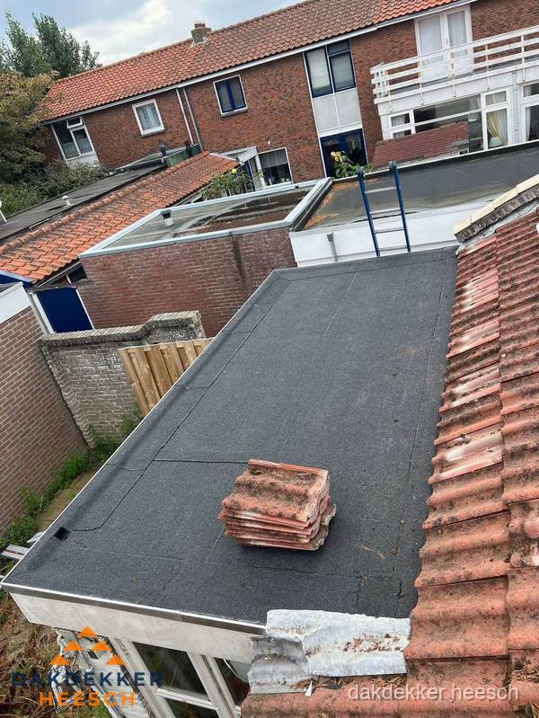 Aanbouw plat dak met reservepannen voor dakpannen vervangen in Heesch