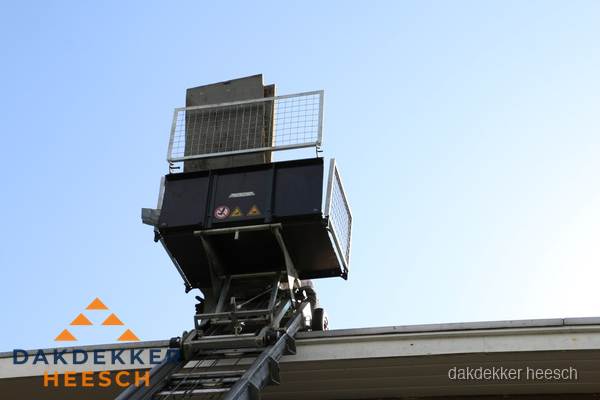 Dakdekkerslift voor materiaal transport bij dakwerkzaamheden in Heesch