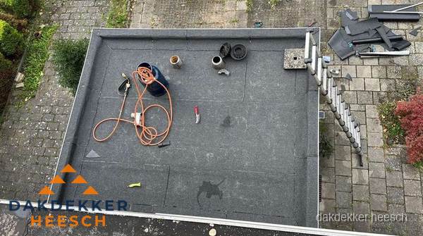 Plat dak met nieuwe bitumen bedekking in Heesch