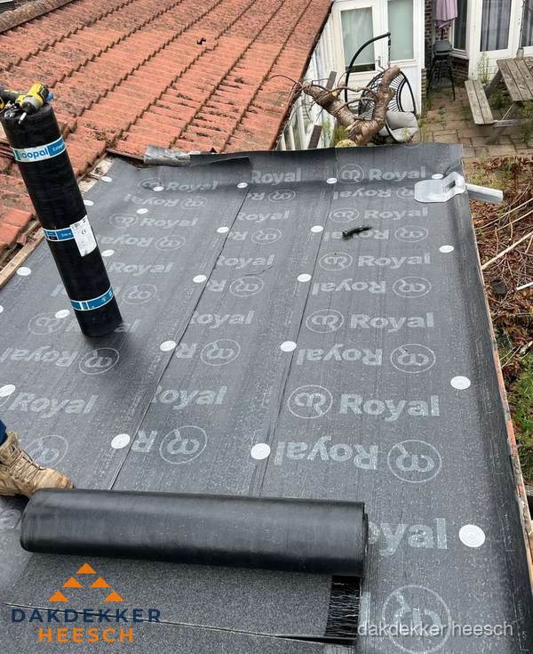 Bitumen dakbedekking leggen op plat dak aanbouw in Heesch