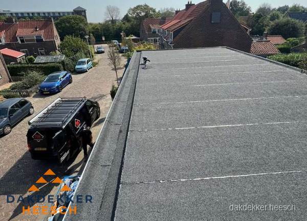 Nieuw bitumen plat dak met uitzicht over woonwijk in Heesch