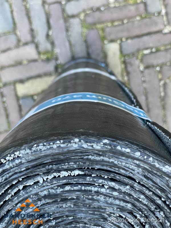 Rol bitumen dakleer met leislag voor plat dak in Heesch Rol bitumen dakleer met leislag voor plat dak in Heesch