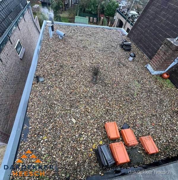 Plat dak met grindballast en dakdoorvoeren in Heesch Plat dak met grindballast en dakdoorvoeren in Heesch