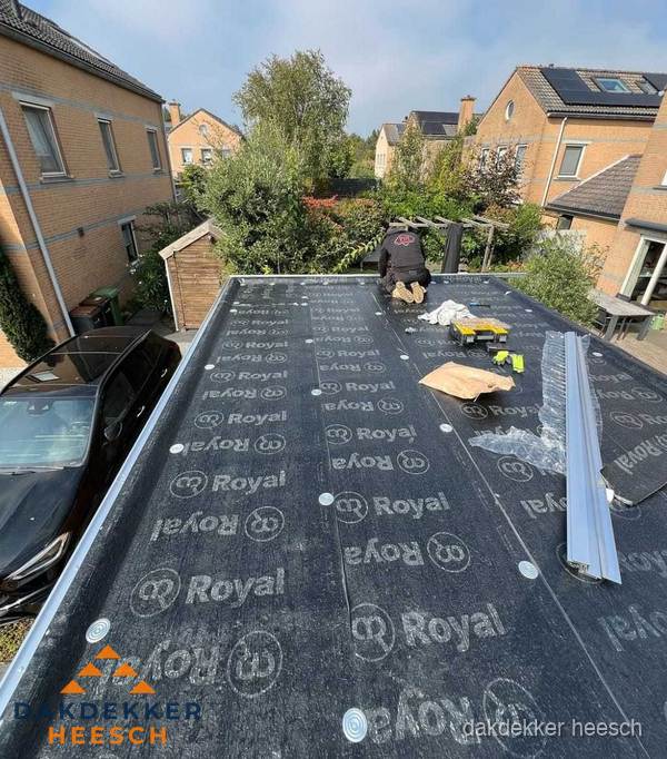 Dakdekker aan het werk op plat dak renovatie in Heesch