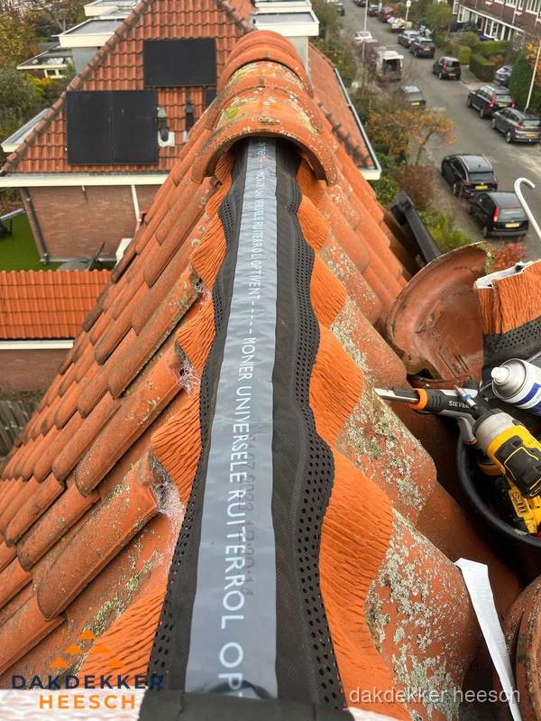 Dakdekker vervangt nokvorst met ruiterrol op pannendak in Heesch
