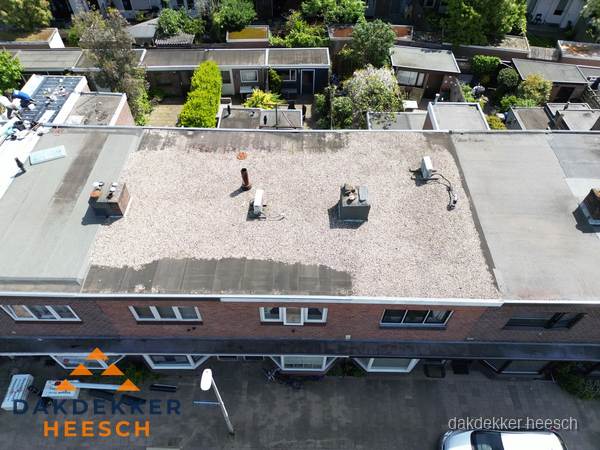 Plat dak met grindballast en dakdoorvoeren in Heesch Plat dak met grindballast en dakdoorvoeren in Heesch