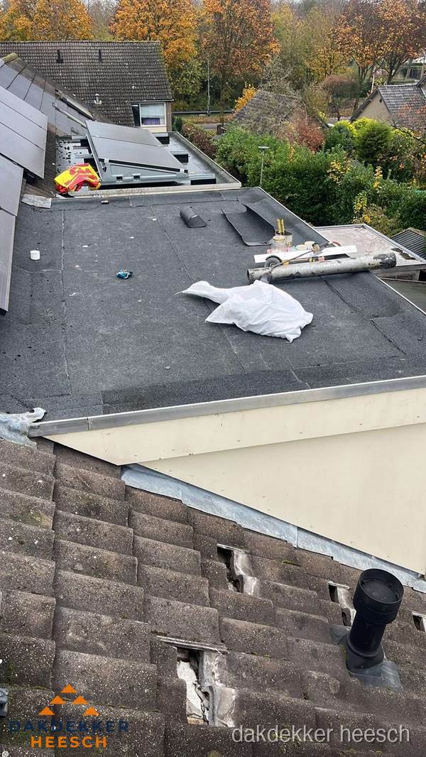 Beschadigde dakbedekking op plat dak voor reparatie in Heesch Beschadigde dakbedekking op plat dak voor reparatie in Heesch