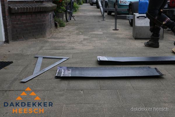 Dakbedekkingsmateriaal en zinkwerk klaargelegd voor reparatie in Heesch Dakbedekkingsmateriaal en zinkwerk klaargelegd voor reparatie in Heesch