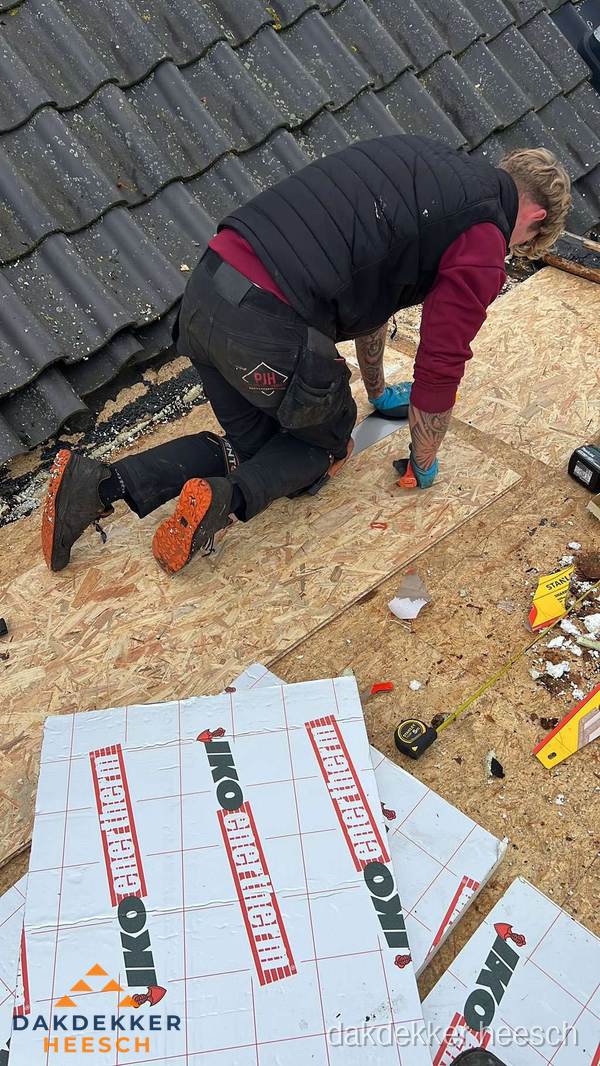 Dakdekker plaatst PIR-isolatieplaten op plat dak in Heesch Dakdekker plaatst PIR-isolatieplaten op plat dak in Heesch