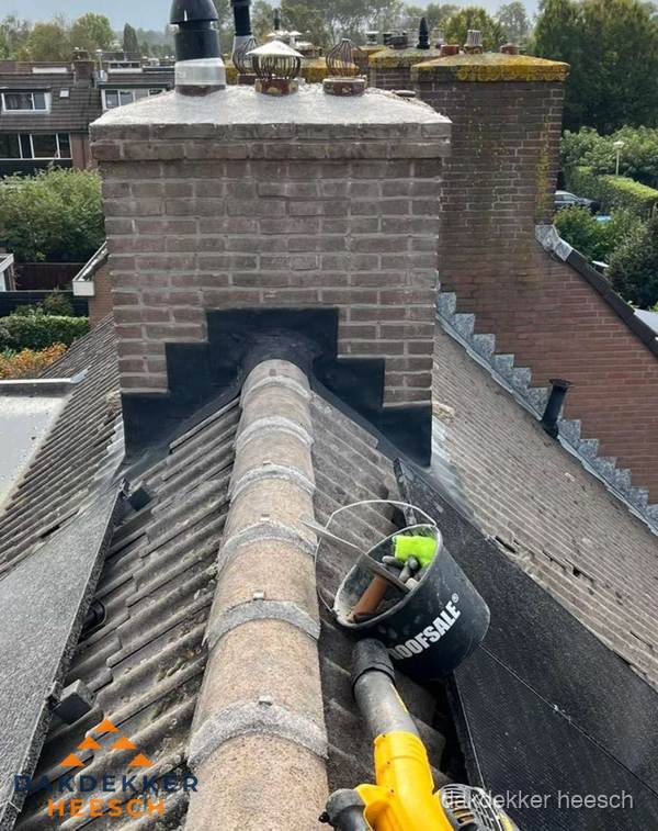 Schoorsteen met loodaansluiting en nokvorst op pannendak in Heesch Schoorsteen met loodaansluiting en nokvorst op pannendak in Heesch