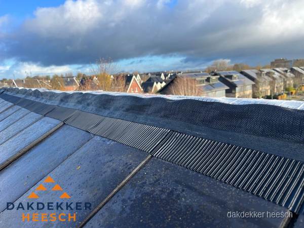 Dakisolatie bij de nok met ventilatieprofiel op schuin dak in Heesch Dakisolatie bij de nok met ventilatieprofiel op schuin dak in Heesch