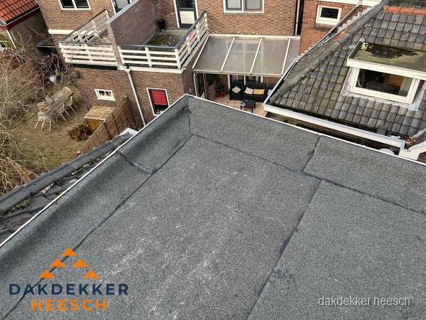 Overzicht plat dak met dakgoot in woonwijk Heesch Overzicht plat dak met dakgoot in woonwijk Heesch