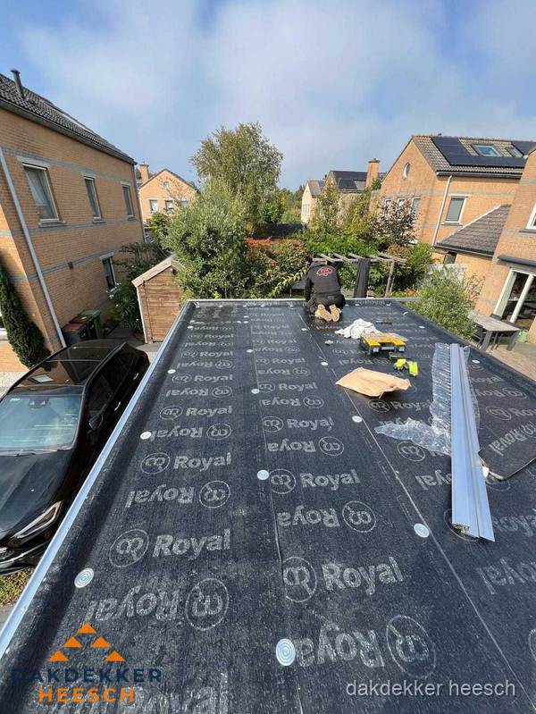 Nieuwe Royal bitumen dakbedekking op plat dak van aanbouw in Heesch Nieuwe Royal bitumen dakbedekking op plat dak van aanbouw in Heesch