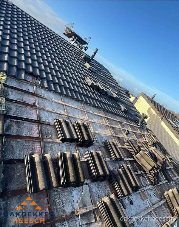 Schuin dak renovatie met nieuwe dakpannen in Heesch