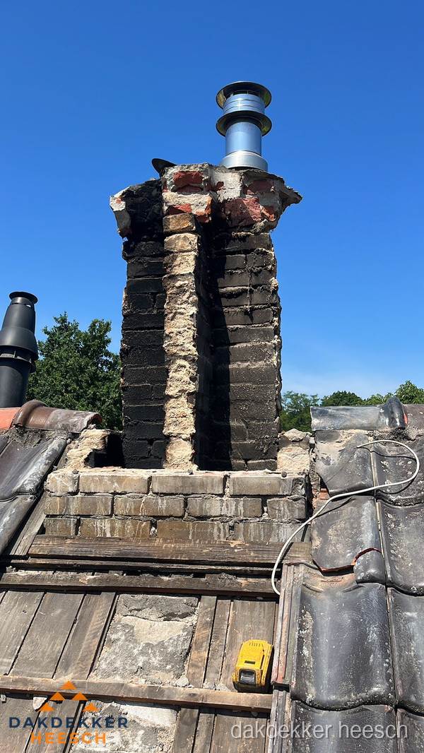 Beschadigde schoorsteen met nieuwe rookgasafvoer op oud dak in Heesch Beschadigde schoorsteen met nieuwe rookgasafvoer op oud dak in Heesch
