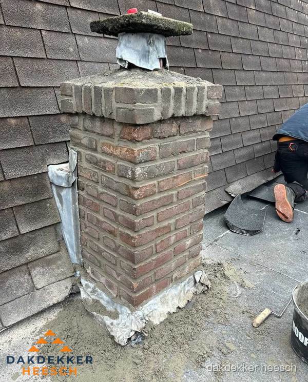 Schoorsteen reparatie met lood en voegwerk op leien dak in Heesch Schoorsteen reparatie met lood en voegwerk op leien dak in Heesch