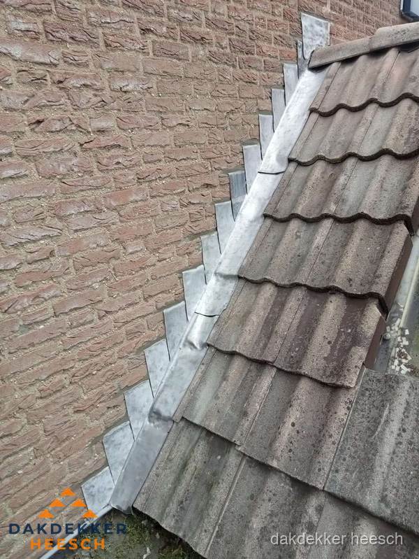 Loodslabben langs dakaansluiting bij bakstenen muur in Heesch Loodslabben langs dakaansluiting bij bakstenen muur in Heesch
