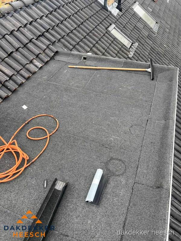 Plat dak reparatie met gereedschap en loodstroken in Heesch Plat dak reparatie met gereedschap en loodstroken in Heesch