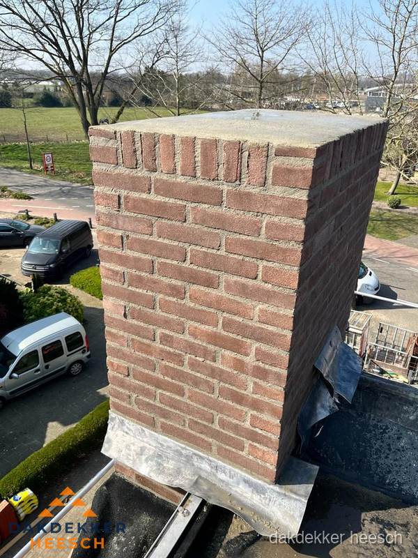 Gemetselde schoorsteen met loodaansluiting op dak in Heesch Gemetselde schoorsteen met loodaansluiting op dak in Heesch
