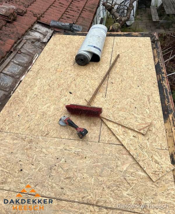 Plat dak vervangen met nieuwe OSB-ondergrond en bitumenrol in Heesch