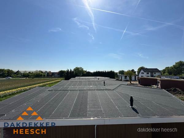 Groot plat dak met bitumen dakbedekking op bedrijfspand in Heesch Groot plat dak met bitumen dakbedekking op bedrijfspand in Heesch