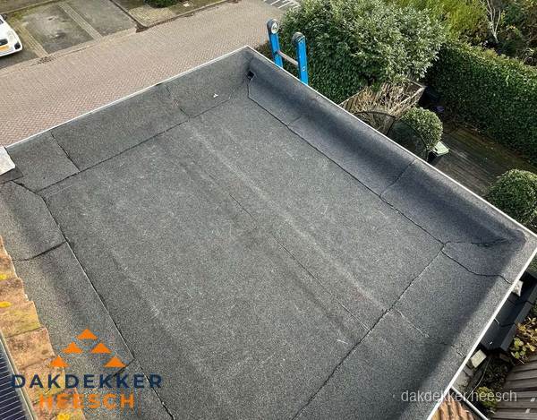 Gerenoveerd plat dak met nieuwe bitumen dakbedekking in Heesch